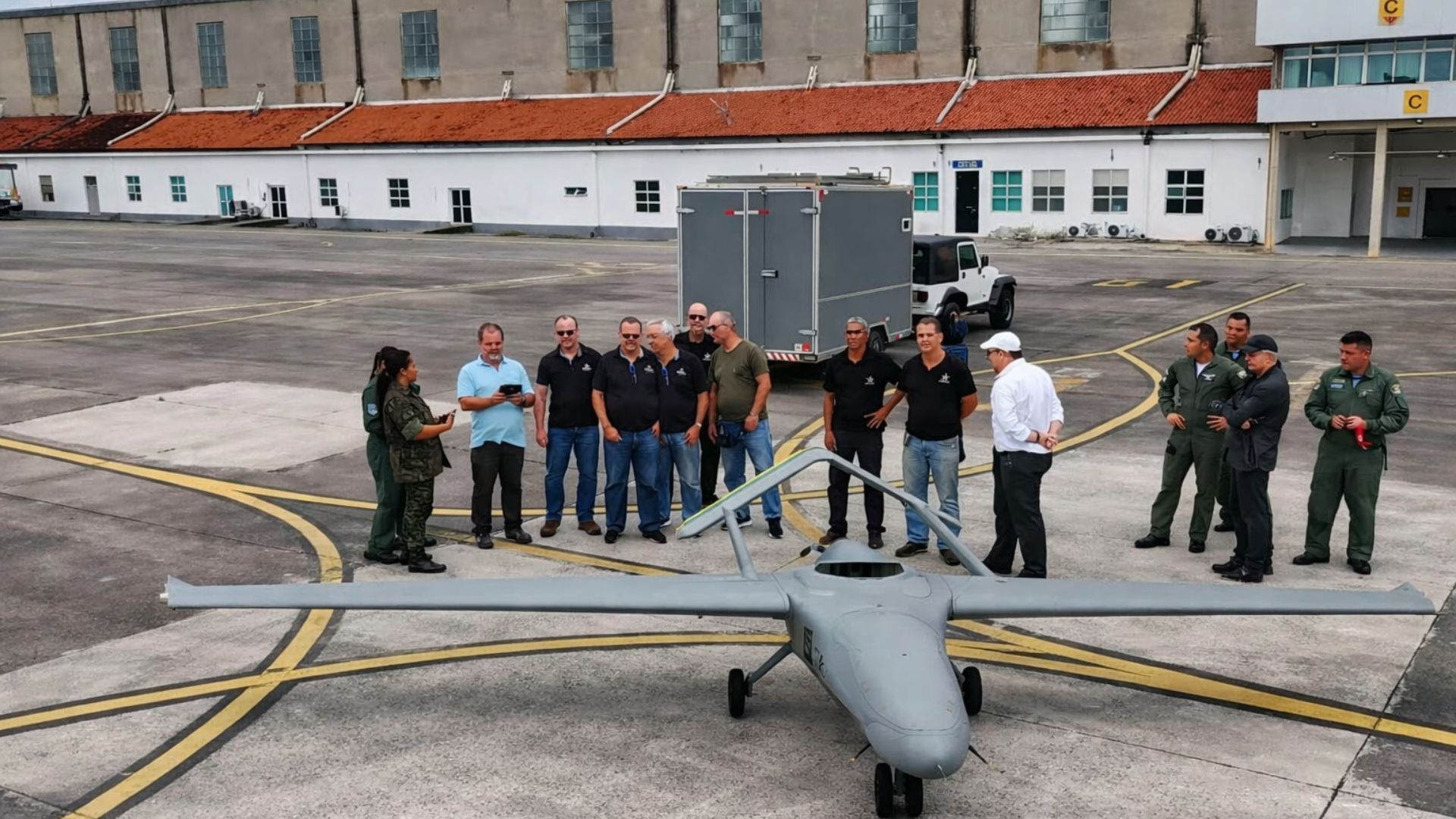 Drone Albatroz Vortex a jato com turbina brasileira durante voo de testes na Base Aérea de Santa Cruz.