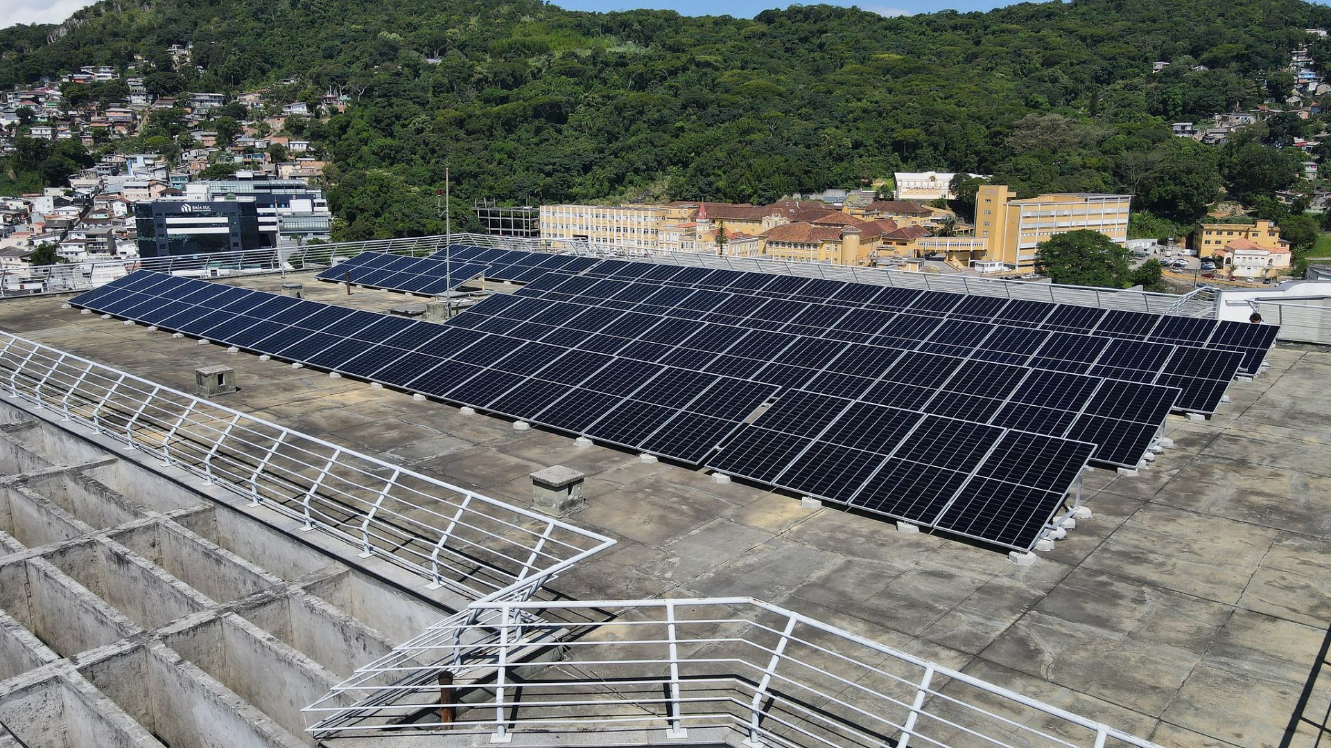Painéis solares instalados no telhado de prédio do Judiciário de Santa Catarina para geração própria de energia elétrica