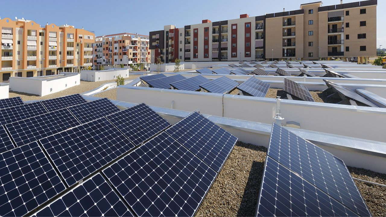 Energia solar em condomínios promete economia de até 95% na conta de luz, mas também levanta dúvidas, conflitos e desafios para síndicos e moradores.