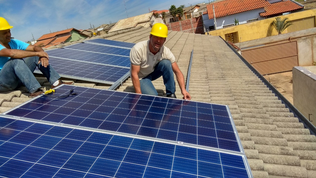 Expansão da energia solar no Brasil acelera a geração de empregos, atrai investimentos bilionários e fortalece a economia com impacto direto em diversos setores produtivos.