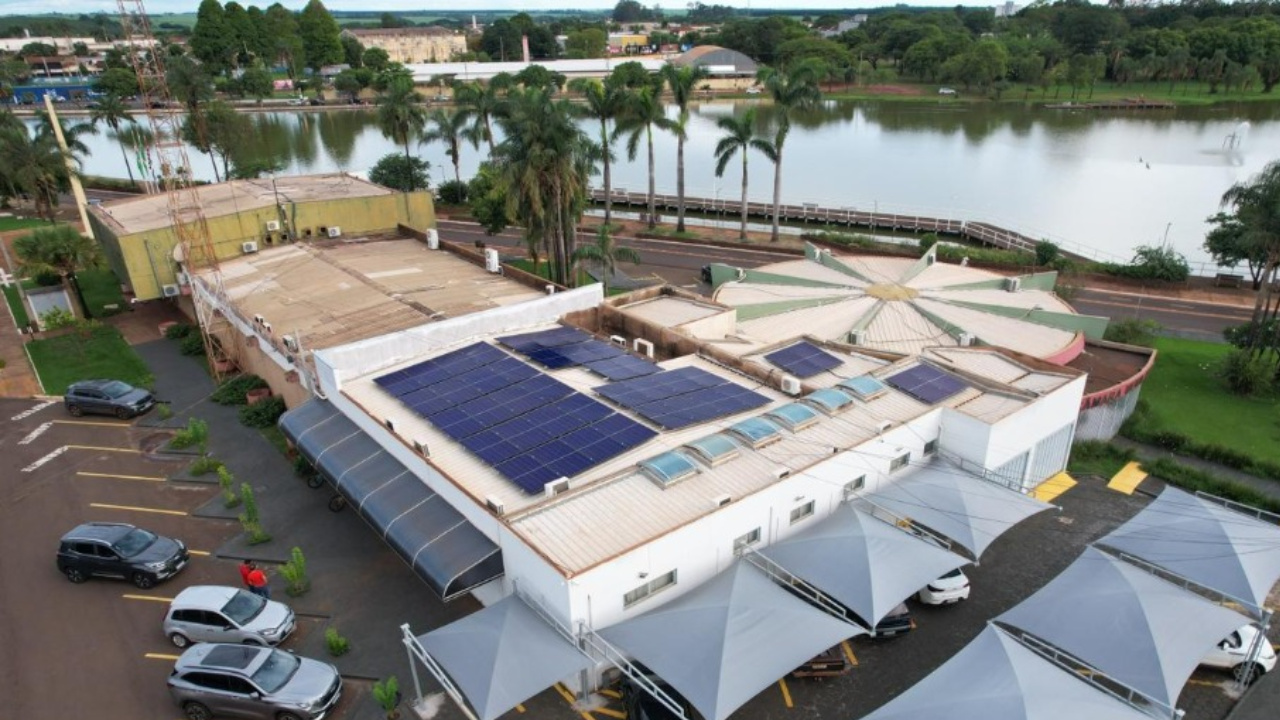 Projeto de energia solar instalado pela Evolve na Câmara de Guaíra reduz custos públicos, reforça a sustentabilidade e amplia o uso de fontes renováveis no interior de São Paulo.