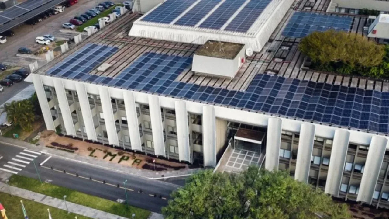 Com revisão de contratos, migração para o mercado livre e investimentos em energia solar, Porto Alegre economiza R$ 18,5 milhões e reforça estratégia de eficiência energética no setor público.