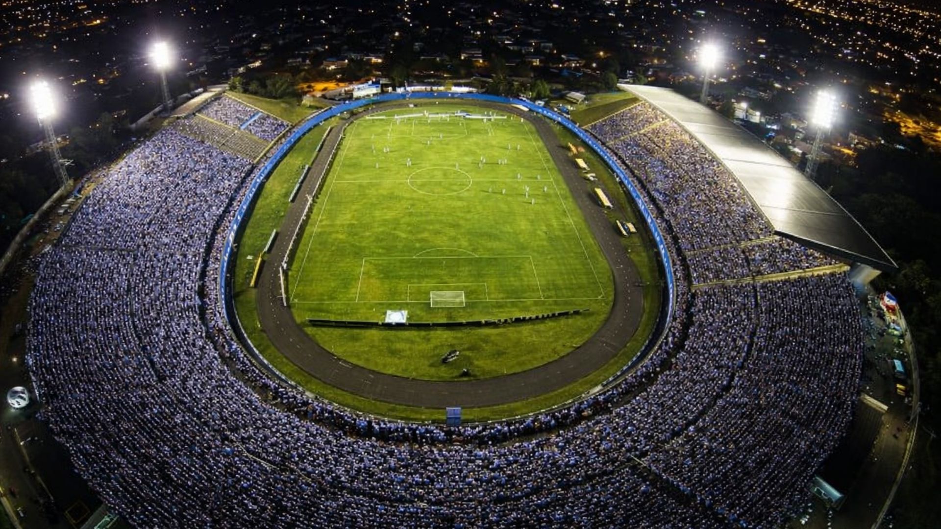 Estádio do Café em Londrina com arquibancadas em formato de ferradura e gramado central
