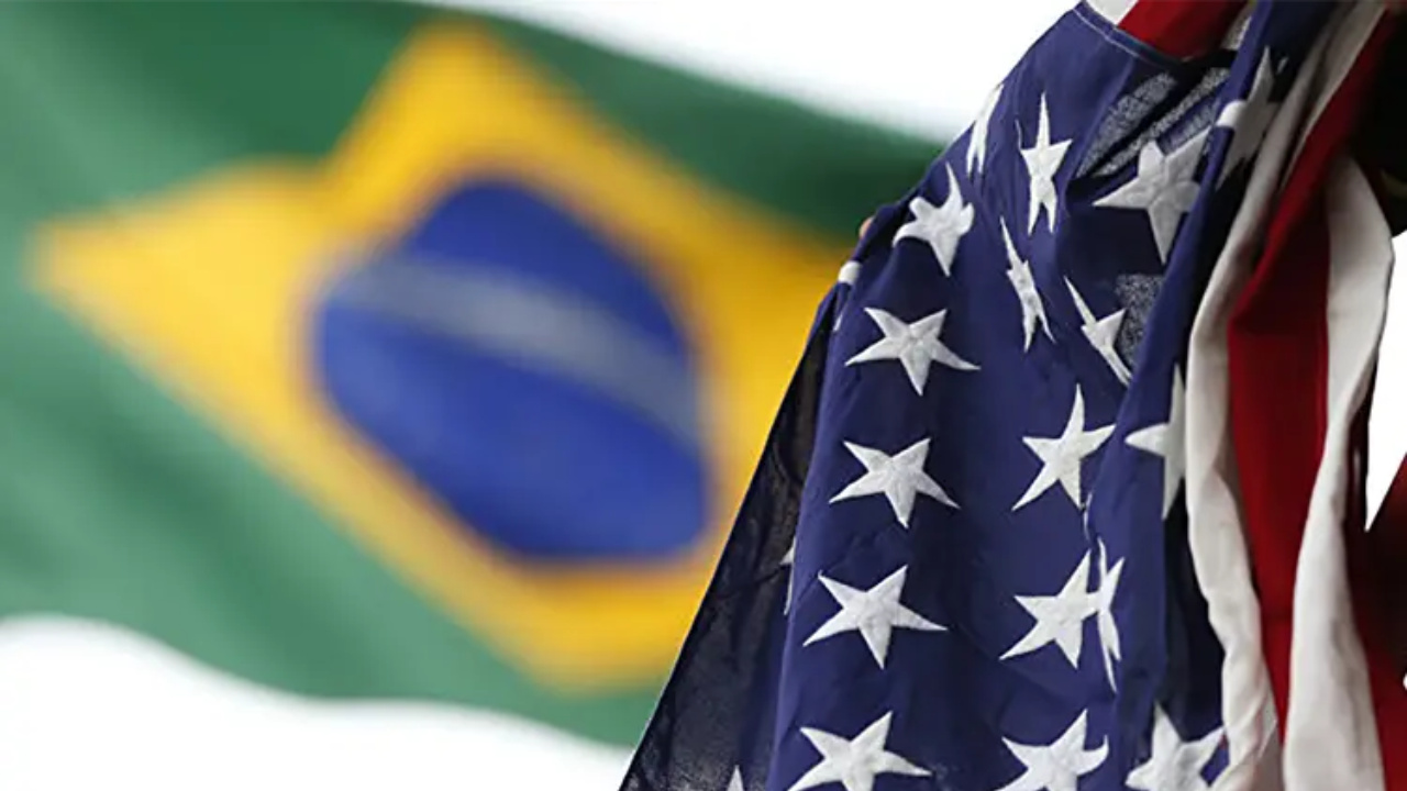 Exportações brasileiras aos Estados Unidos caíram em 2025, pressionadas por tarifas elevadas e retração nas vendas de petróleo, segundo Monitor do Comércio Brasil–EUA da Amcham.