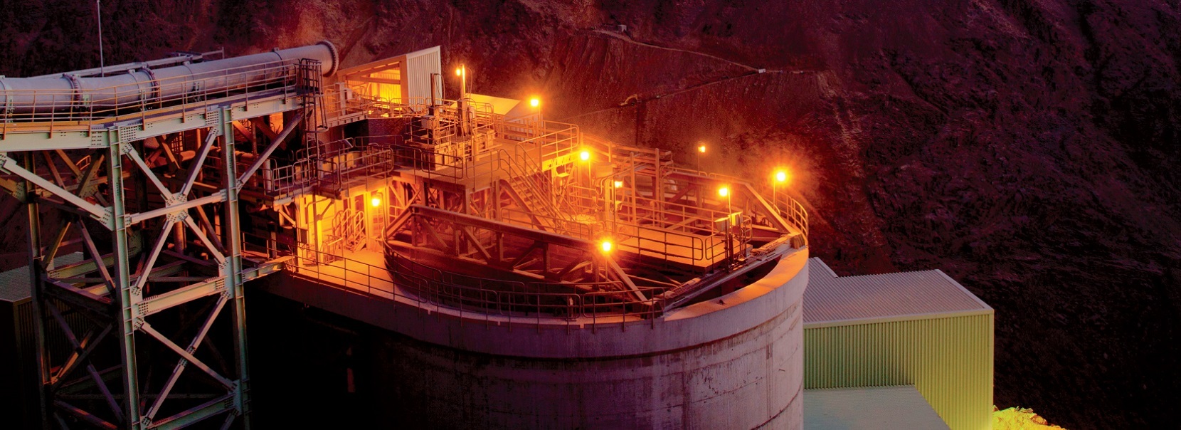 Para levar minério da cordilheira ao Pacífico, o Chile usa um mineroduto de 138 km instalado a 2.500 m de altitude que desce até a costa e se tornou o maior das Américas sem usar caminhões