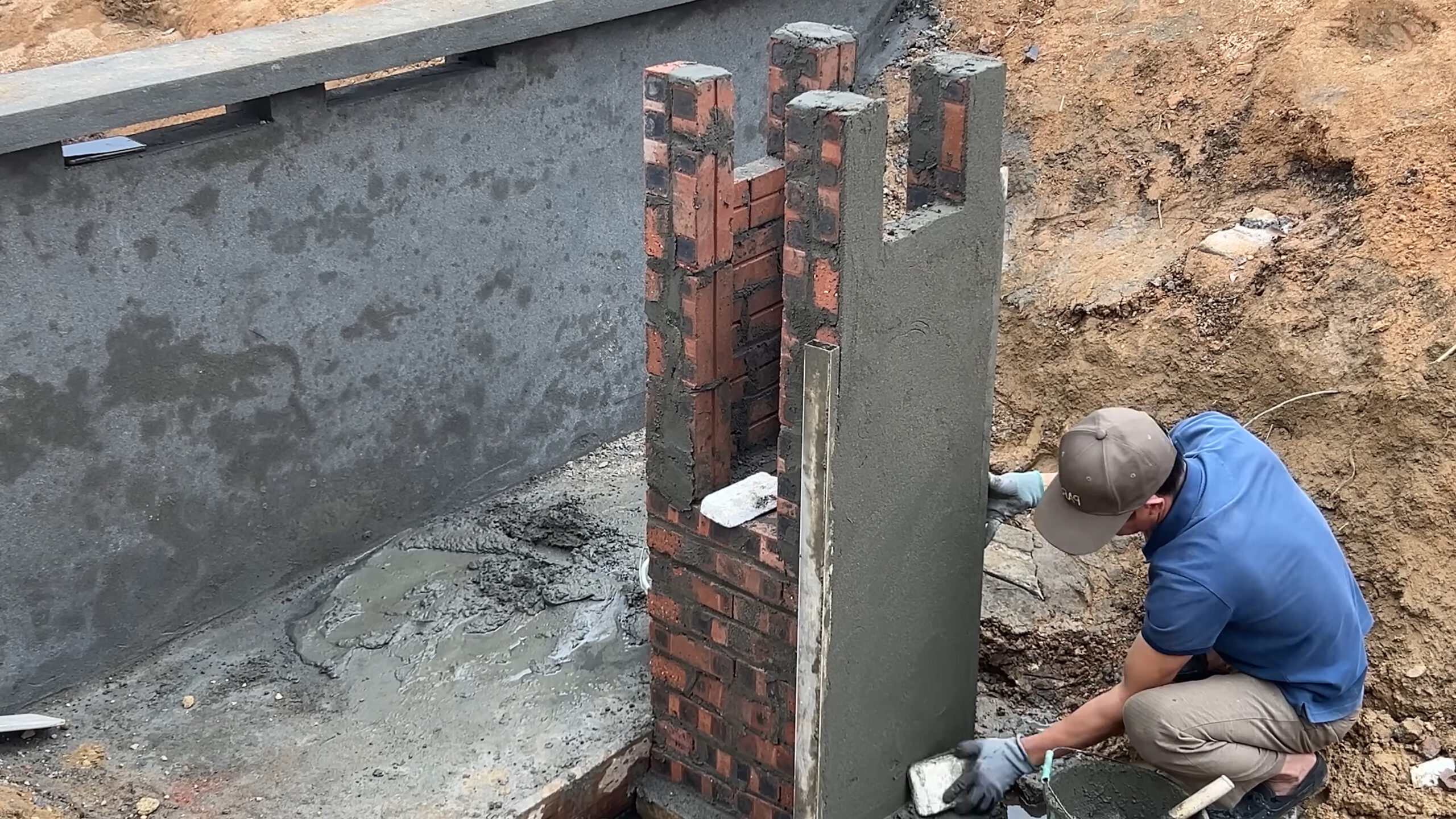 Homem constrói mini usina hidrelétrica do zero, gera energia em 220 V com turbina exclusiva e passa a viver com autonomia fora da rede elétrica