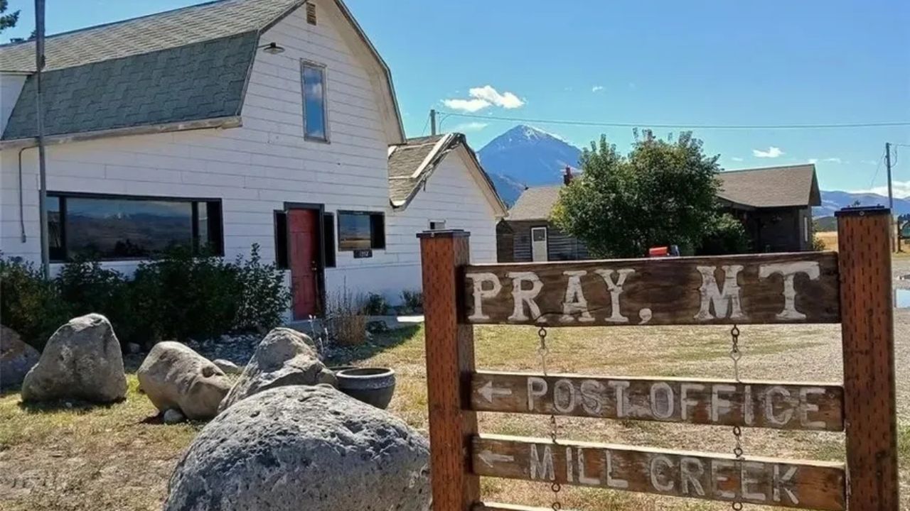 Mulher compra cidade inteira em Montana, nos EUA, por R$ 12 milhões e planeja preservar a história local. Conheça os detalhes da compra, a trajetória de Pray e os planos para revitalizar a comunidade.