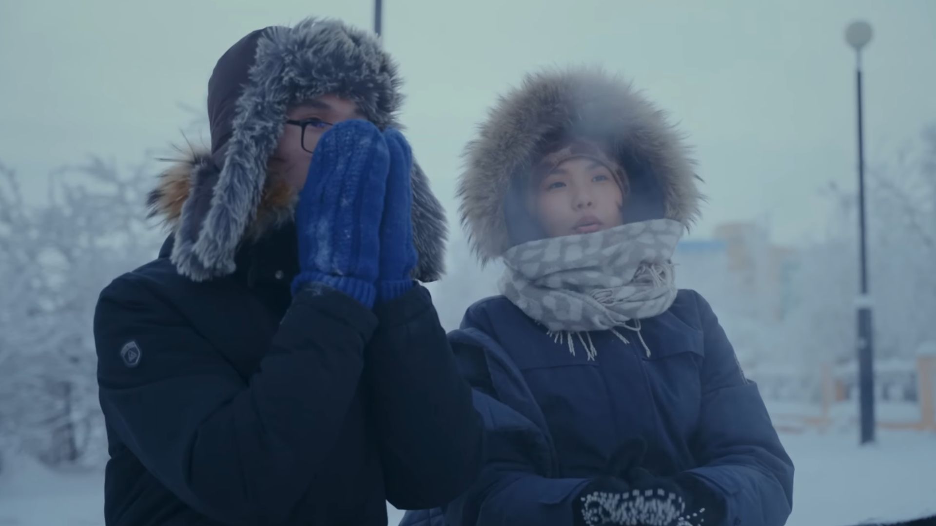 Mulher vestida para o inverno extremo em Yakutsk, na Sibéria, enfrentando temperaturas abaixo de −70 °C.