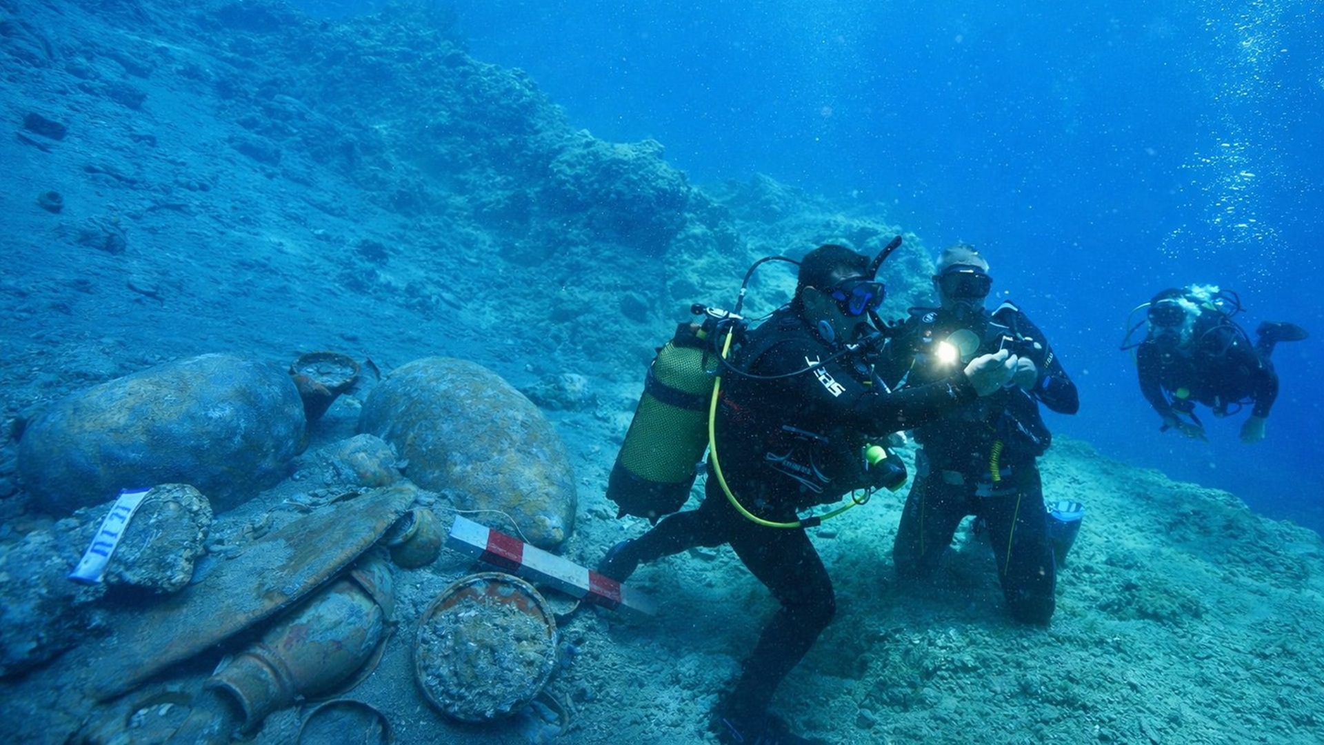 Naufrágio de 2.000 anos achado a 46 metros preserva cerâmicas intactas e revela detalhes do comércio marítimo antigo no Mediterrâneo.