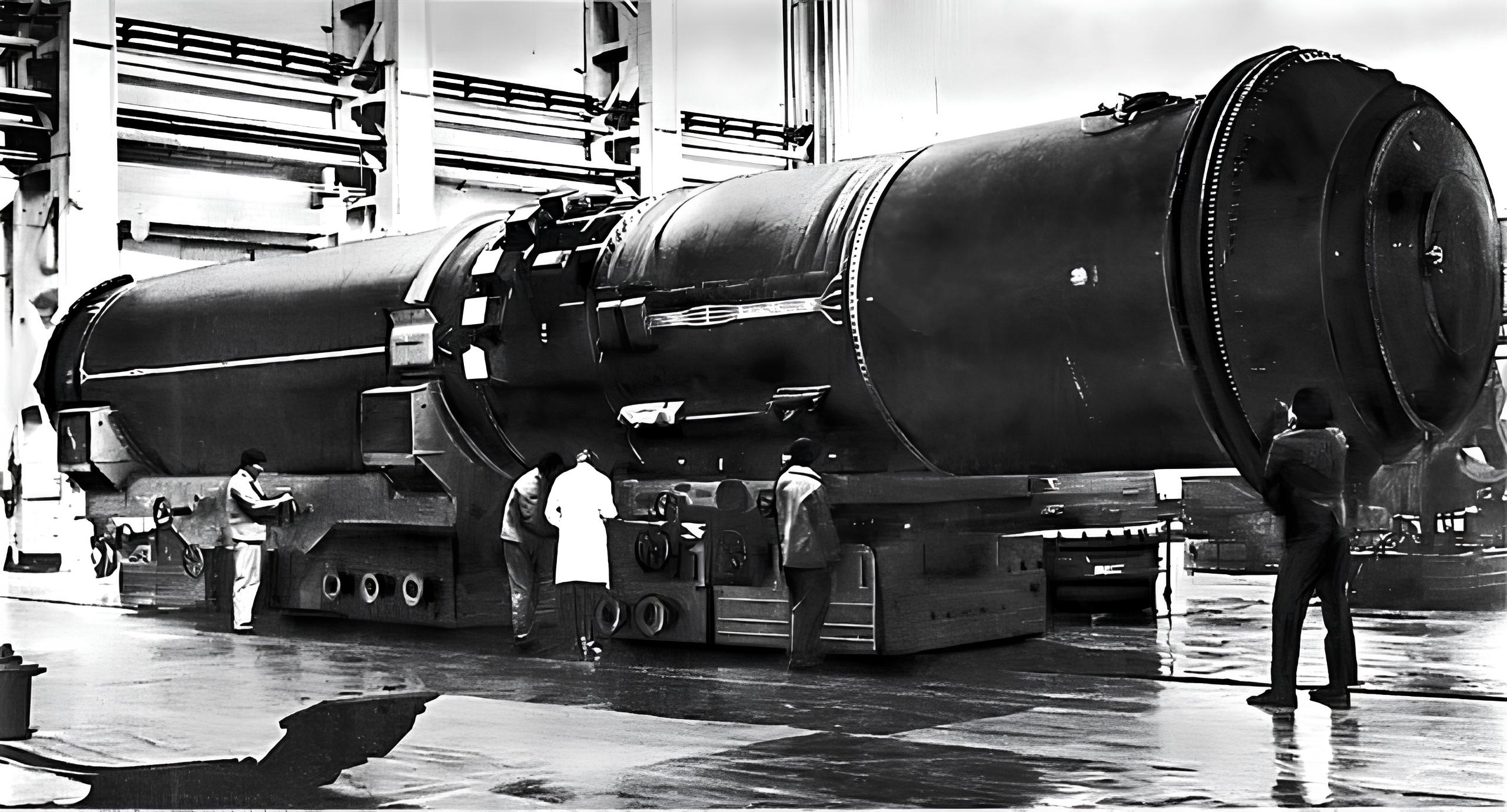 Com 90 toneladas, alcance de 8.300 km e até 10 ogivas nucleares por míssil, o R-39 Rif transformou submarinos gigantes de 48 mil toneladas em plataformas capazes de lançar ataques balísticos sob o gelo do Ártico