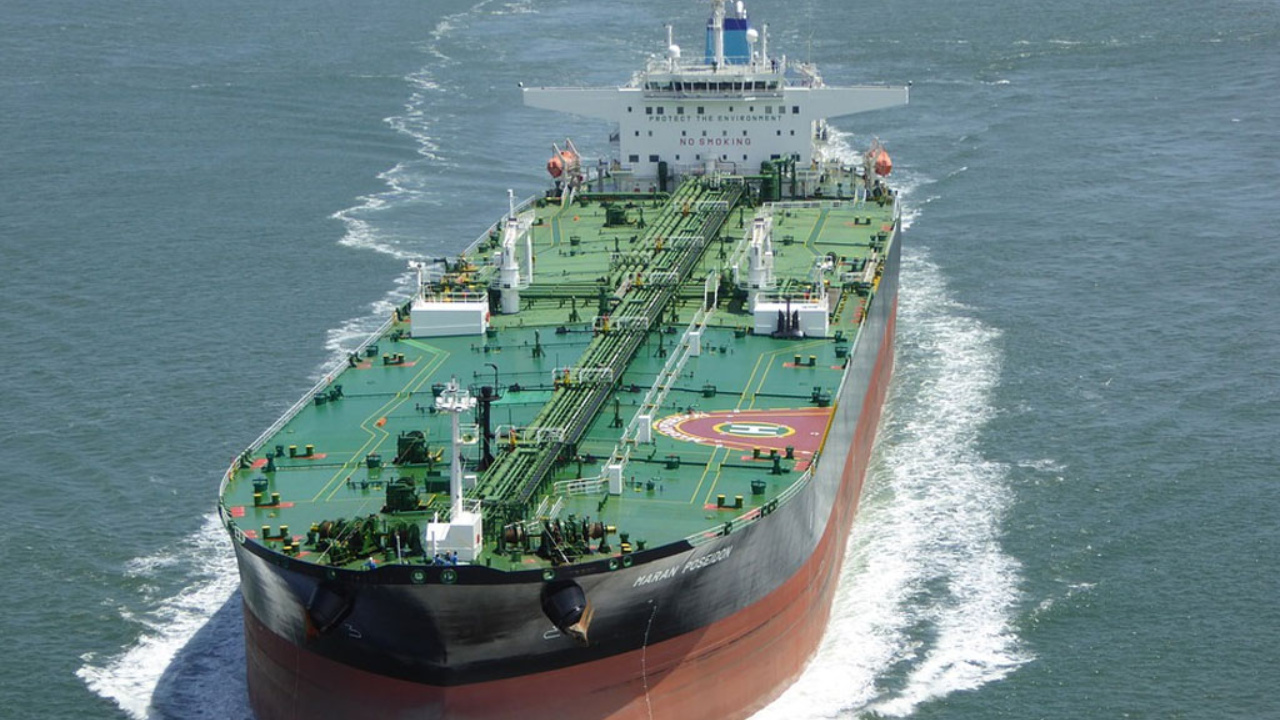 Primeiro navio com petróleo venezuelano parte para os EUA após acordo bilionário. Ao mesmo tempo, Rússia exige libertação de Maduro e aponta falhas nas defesas do país.