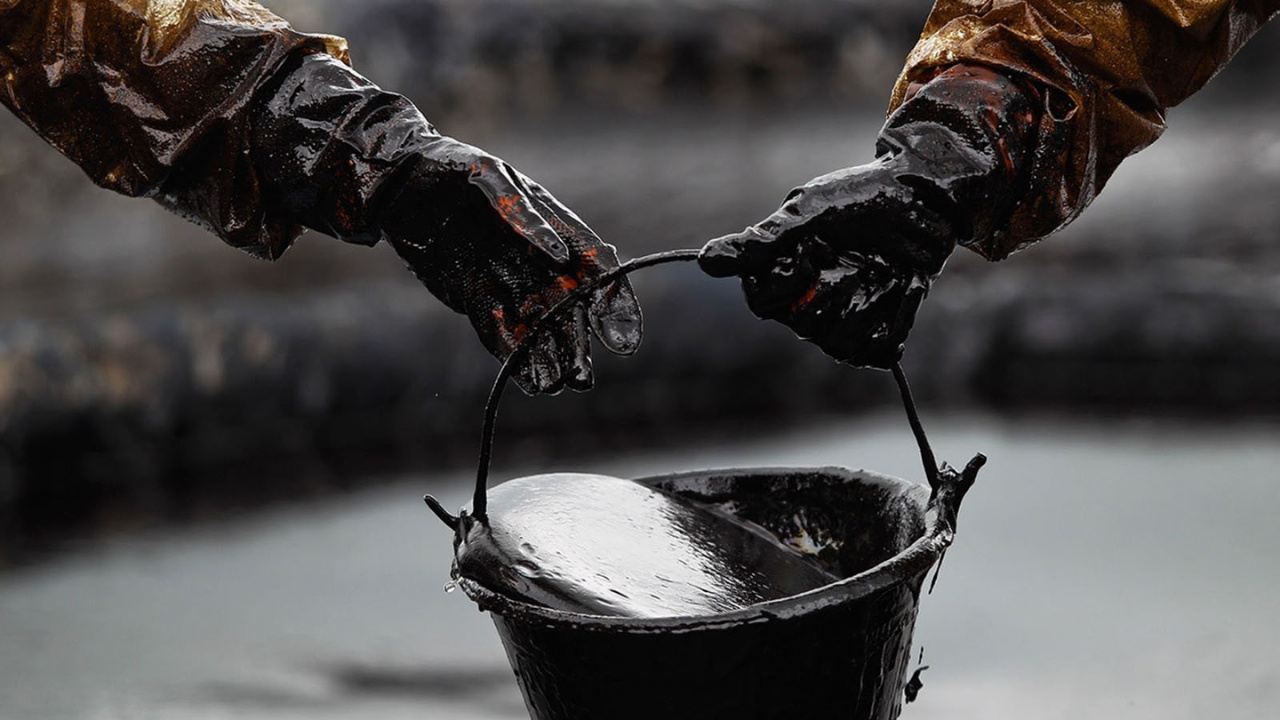 Descobertas de petróleo despencam, consumo segue em níveis recordes e especialistas alertam para risco de escassez. Novas fronteiras, como Brasil, Guiana e Namíbia, entram no centro do debate energético global.