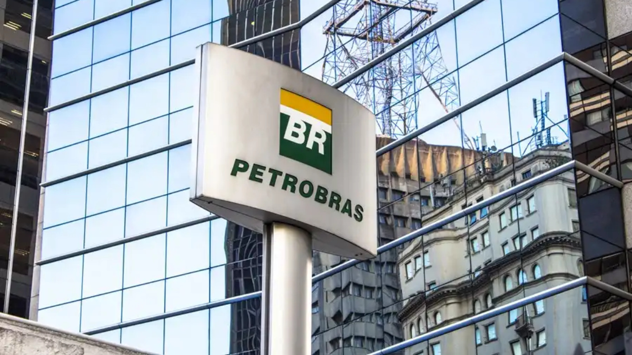 Petrobras encerra 2025 com produção de 2,4 milhões de barris de petróleo por dia, supera metas do Plano de Negócios e registra crescimento anual de 11%.