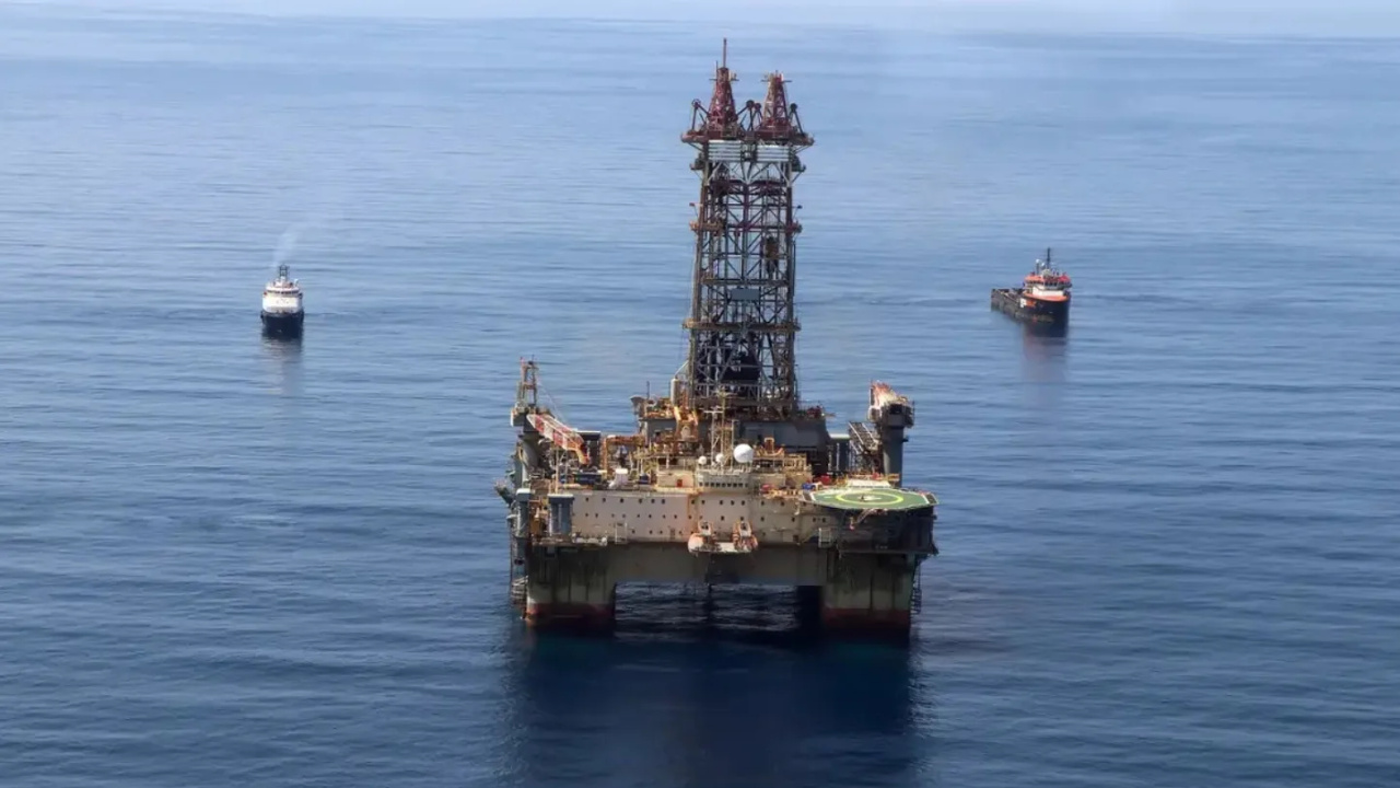 Auditoria após vazamento de fluido reacende debate sobre petróleo na Foz do Amazonas. Dados revelam histórico alarmante de acidentes e pressão cresce contra a Petrobras.