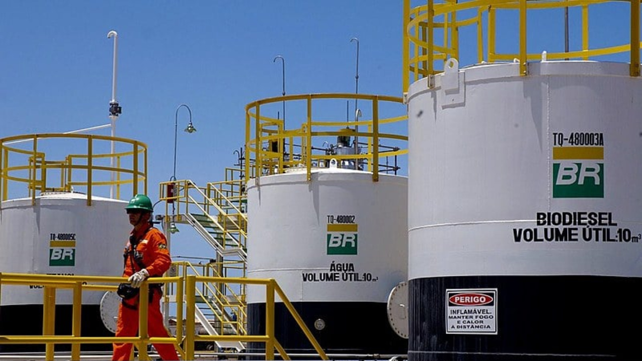 Petrobras pode sentir efeitos indiretos da crise na Venezuela, com impacto no preço do petróleo, nos lucros da estatal e na política de combustíveis no Brasil.