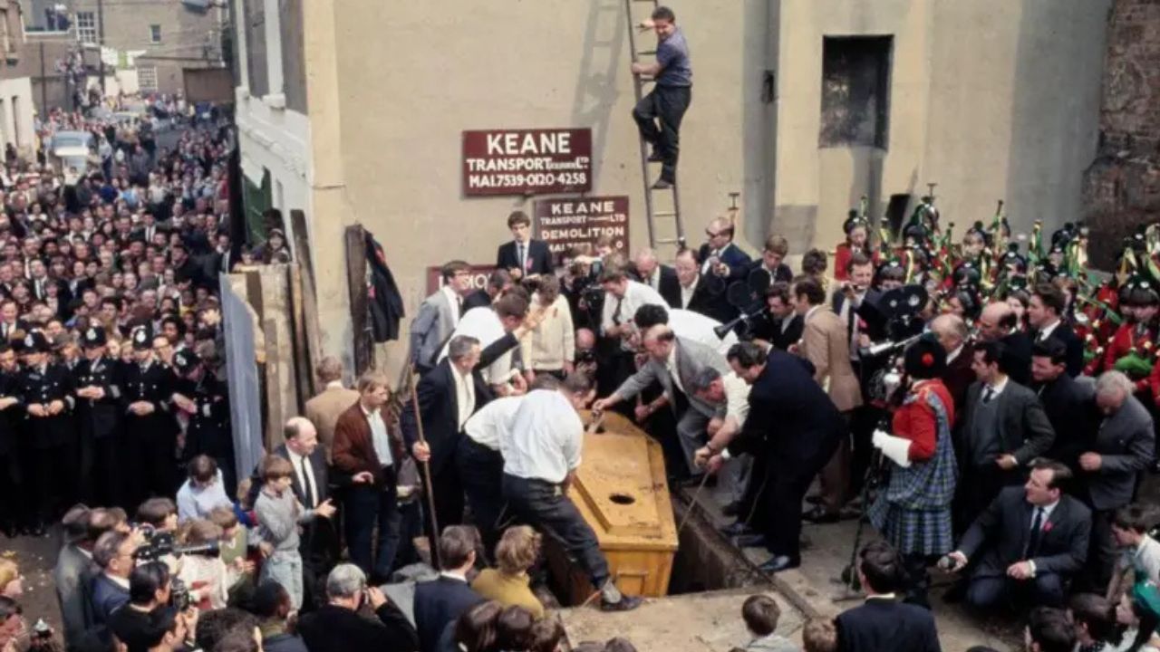 Conheça a história de Mick Meany, que ficou enterrado vivo por 61 dias em um caixão ao tentar bater um recorde que chocou o mundo.