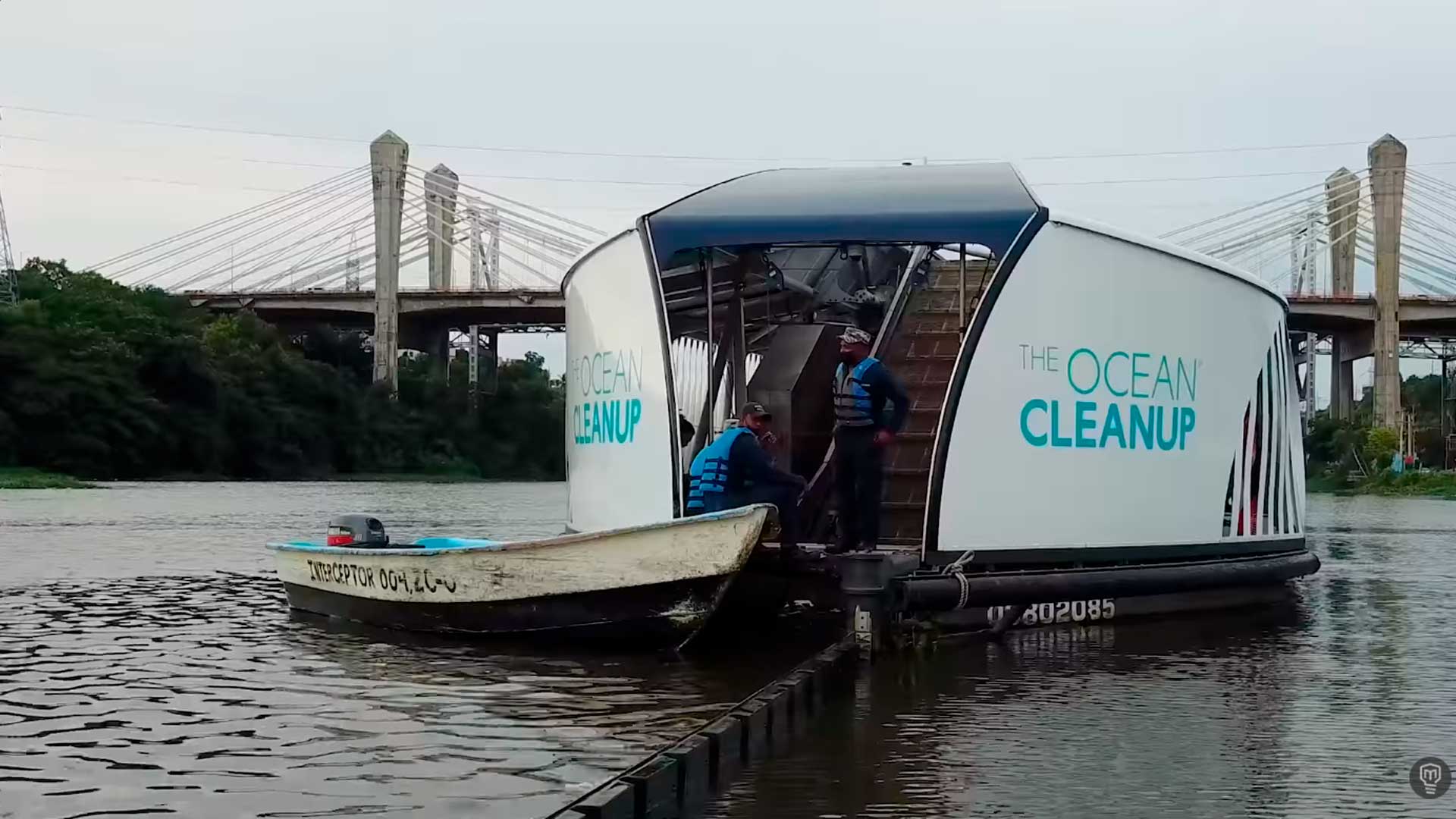 Esse robô de 50 toneladas promete "engolir o lixo" dos rios antes que ele chegue ao mar, movido a energia solar, usa esteiras e 6 contêineres para retirar até 50 mil kg por dia