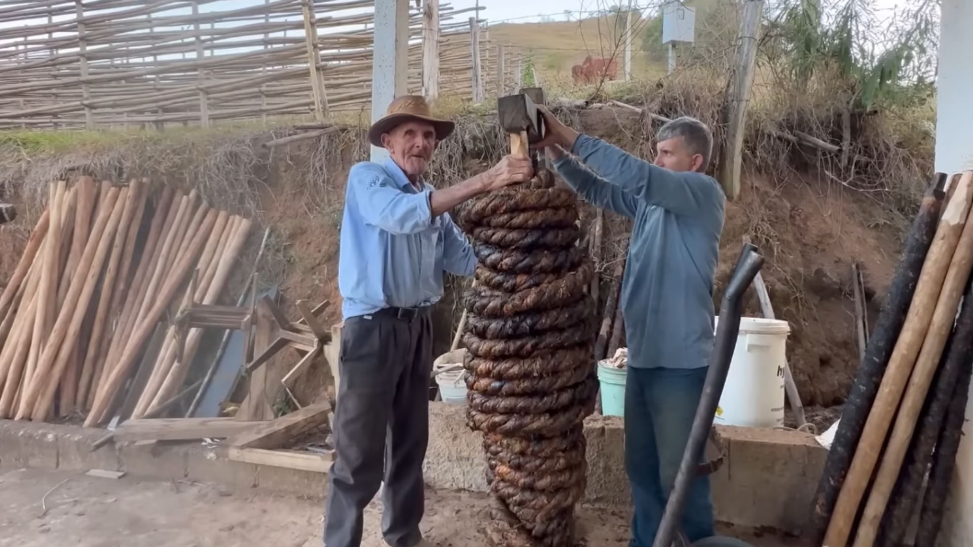 Idoso de 89 anos produzindo fumo de corda artesanal em sítio rural de Poço Fundo, Minas Gerais.