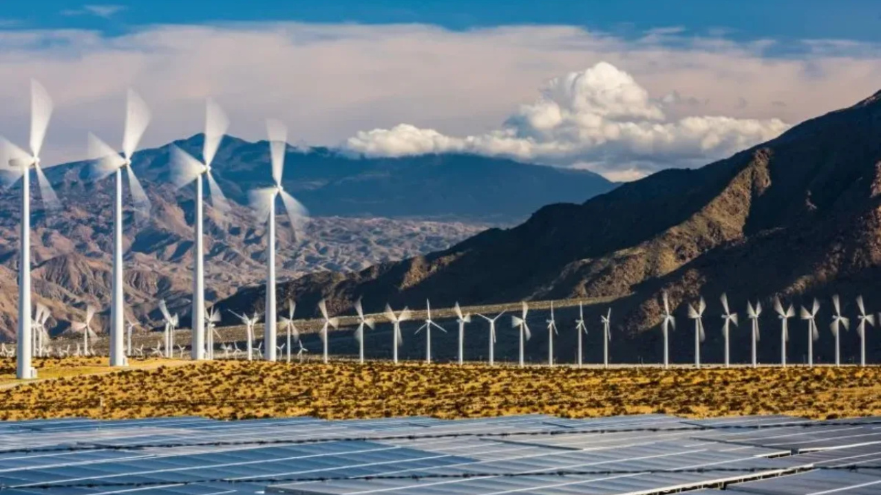 A transição das energias renováveis na China avança, mas enfrenta entraves de mercado, disputas geopolíticas e excesso de capacidade industrial em setores estratégicos.