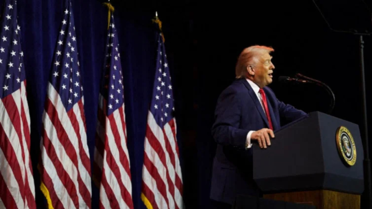 Meta de Trump de reduzir o preço do petróleo para US$ 50 é considerada possível por analistas, mas envolve riscos à OPEP, produtores dos EUA e ao equilíbrio do mercado global de energia.