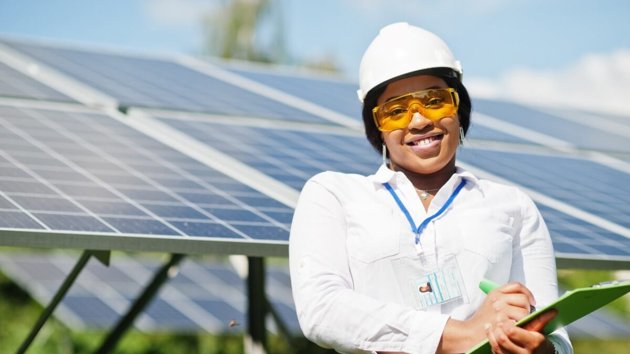 Brasil supera os Estados Unidos e se torna o terceiro país que mais gera empregos em energia solar no mundo, segundo relatório da IRENA e da OIT, ficando atrás apenas de China e Índia.