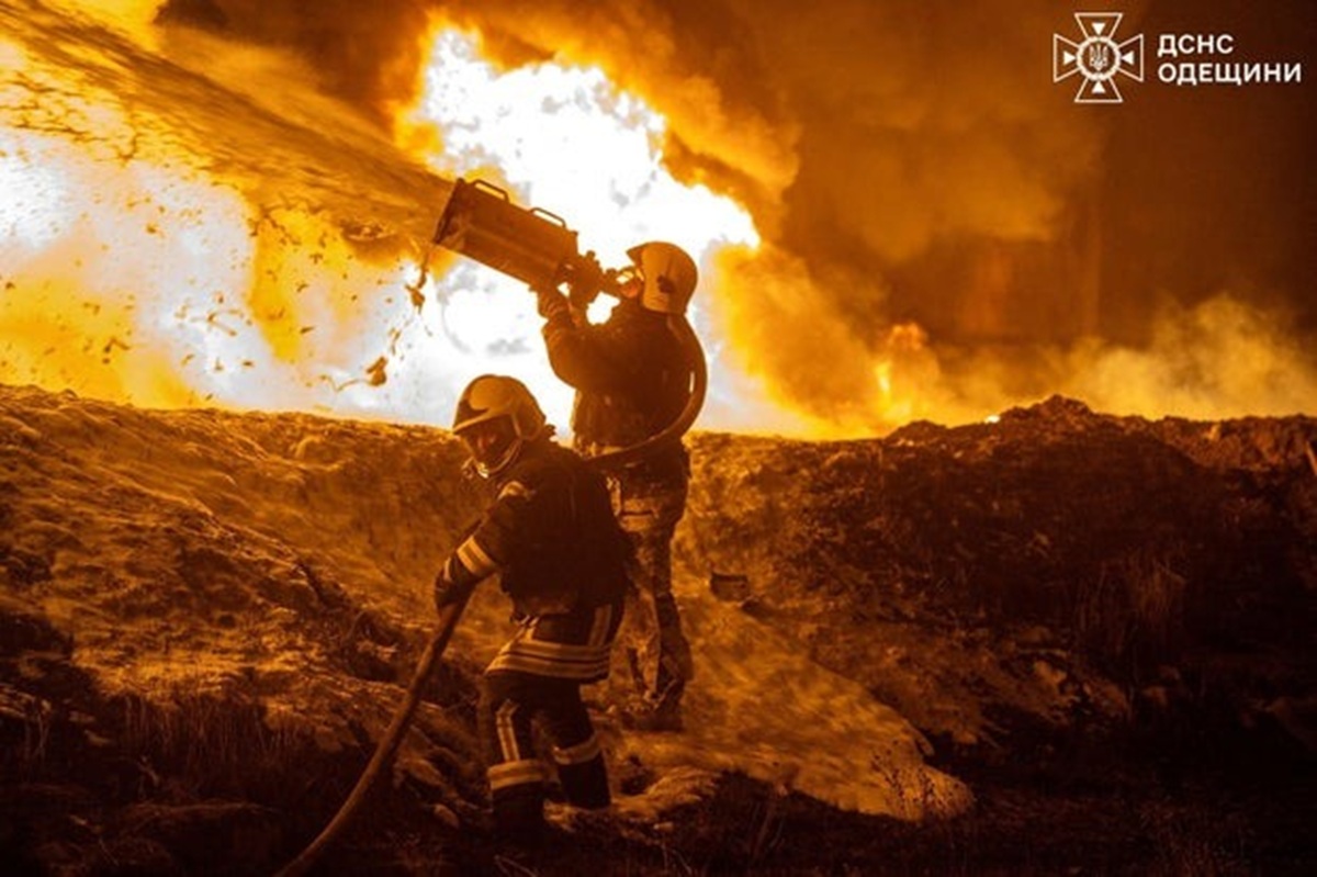 Incêndio em porto do Mar Negro após ataque de drone fere dois e antecede negociações entre Rússia e Ucrânia em Genebra.