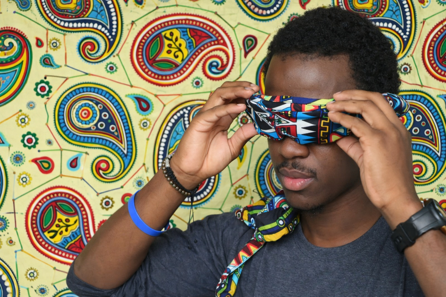 Engenheiro moçambicano desenvolveu óculos inteligentes com sensores