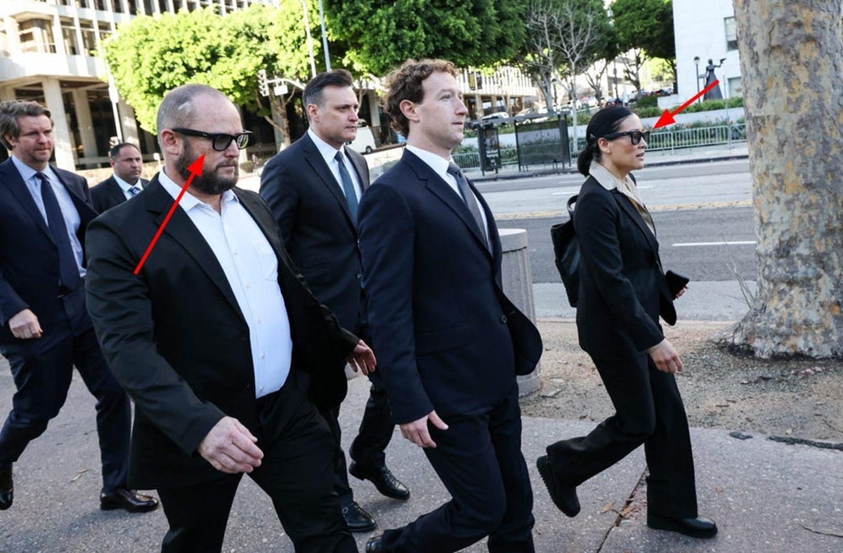 Mark Zuckerberg e sua comitiva chegam ao Tribunal Superior de Los Angeles. Patrick T. Fallon / AFP via Getty Images; Business Insider