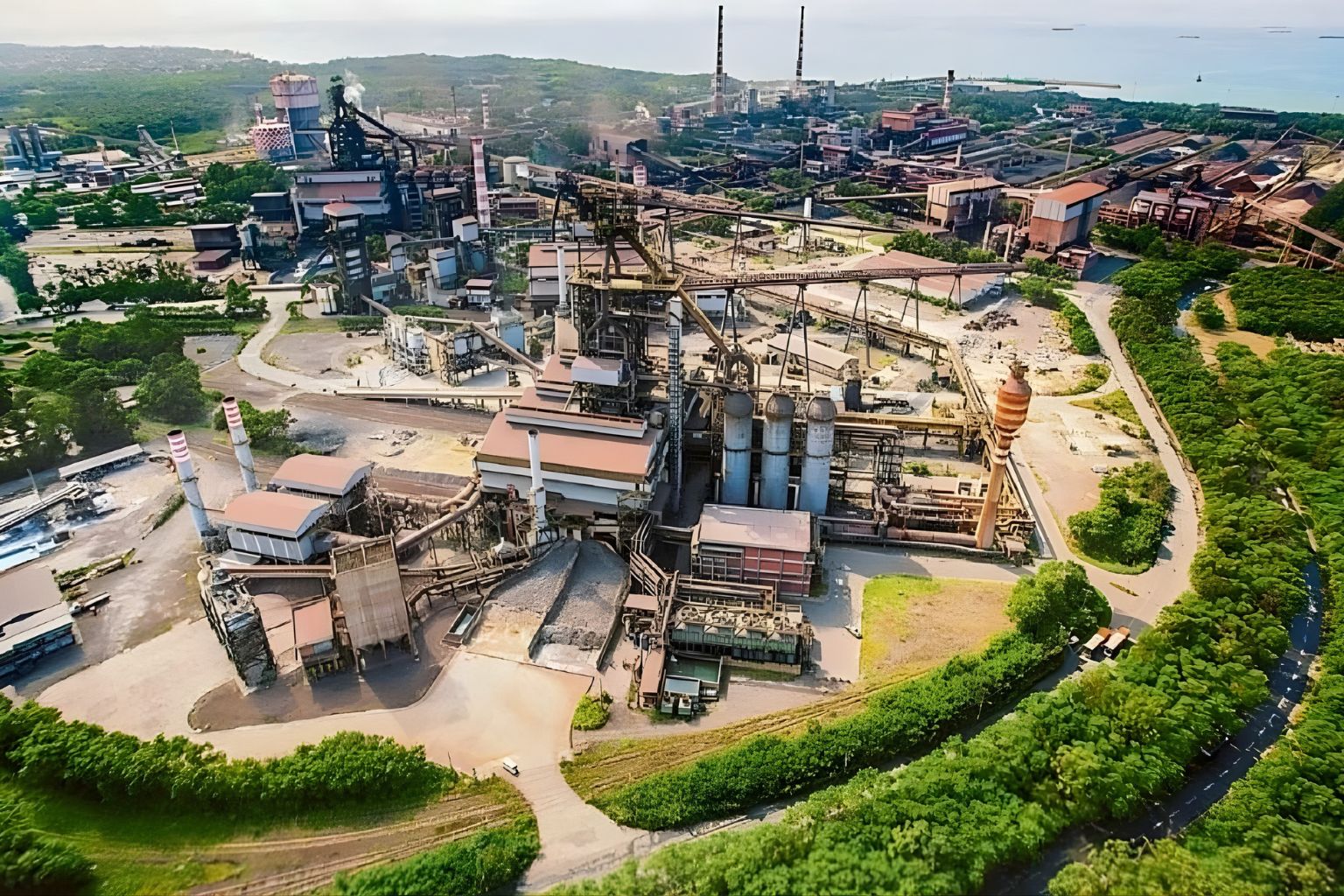 Poucas pessoas sabem, mas o Brasil abriga a maior planta de dessalinização industrial da América Latina: ArcelorMittal investiu R$ 50 milhões em sistema que transforma 500 m³ de água do mar por hora, recircula 98% da água doce e recebeu prêmio internacional de inovação em Dubai