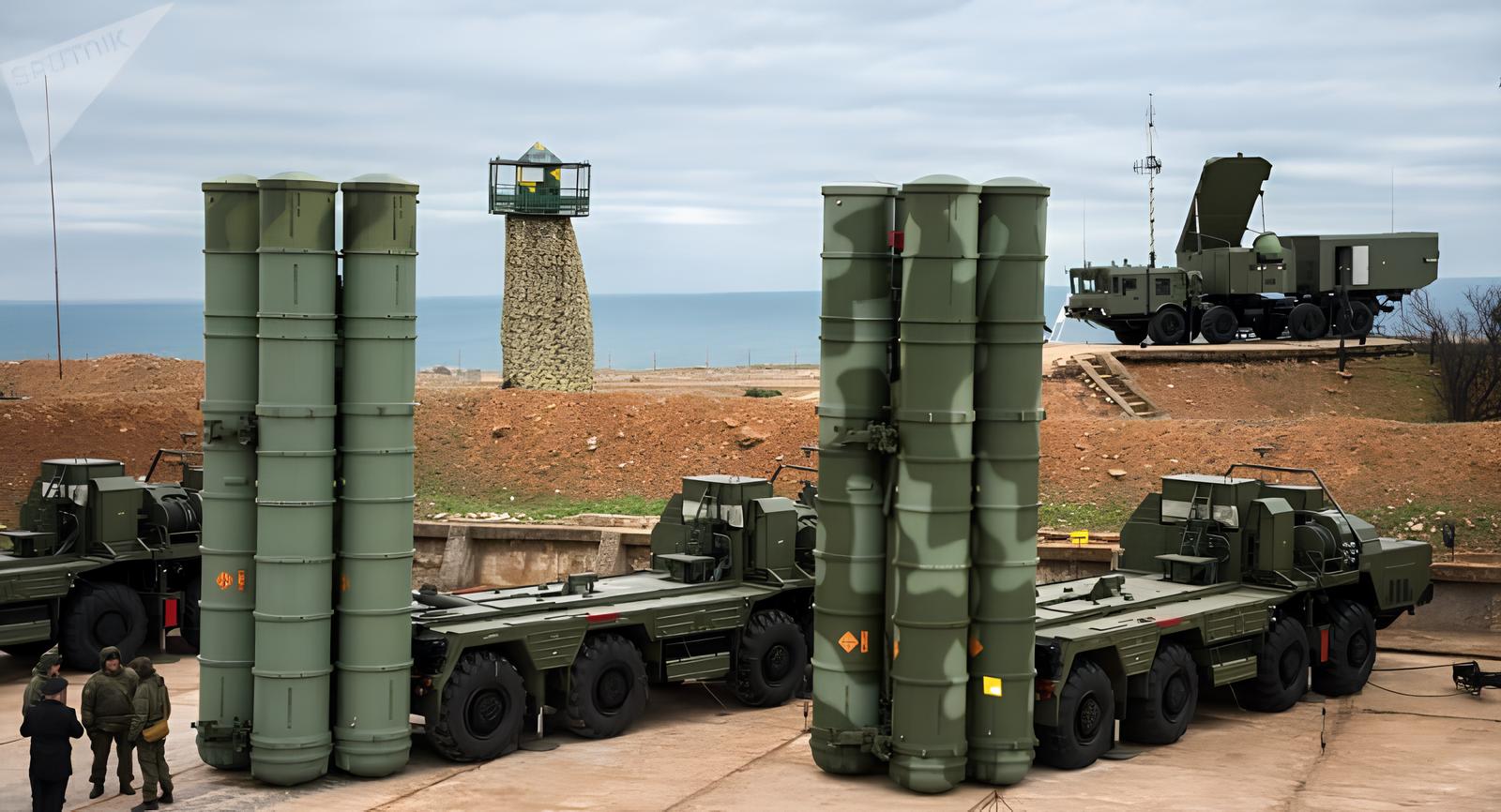 Enquanto radares varrem o céu e mísseis cruzam fronteiras invisíveis, o sistema russo S-400 Triumf monitora alvos a até 600 km de distância e pode interceptar aeronaves e mísseis antes mesmo de serem detectados, transformando o espaço aéreo em território estratégico fechado
