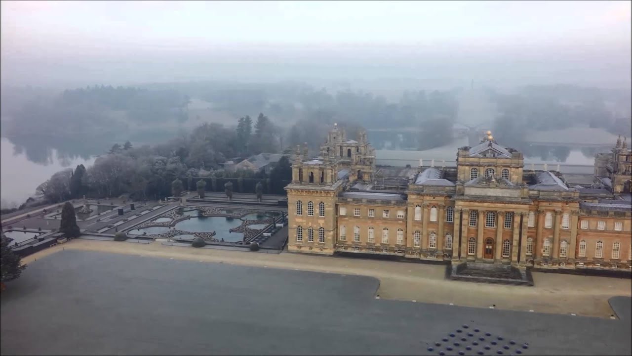 Com 2.000 acres de parque, mais de 18.000 m² de área construída, lago artificial monumental e mais de 300 salas históricas, o Blenheim Palace é o maior palácio privado da Inglaterra e um colosso arquitetônico sem coroa real
