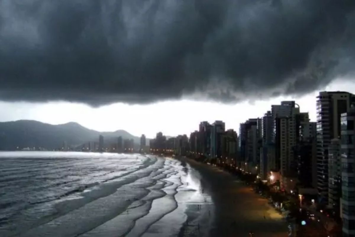 tempestade com calor, granizo, alagamentos e deslizamentos ameaça SC no início da semana, com chuva forte, vento e risco alto entre tarde e noite.
