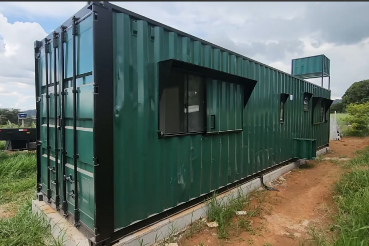 Casa contêiner de 30 m² com dois dormitórios chega a chácara em Estiva (MG), com banheiro, sala e cozinha integradas, segurança reforçada, ar-condicionado previsto e acabamento (1)
