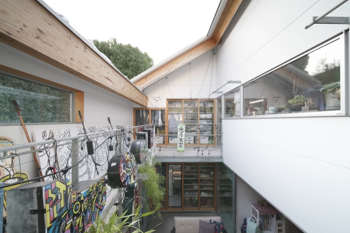 Casa familiar ao ar livre em 57 m²: pátio central sem teto com lona retrátil, cozinha em L compacta e varanda técnica que controla clima, rotina e privacidade em Tóquio, mostrando como regras urbanas viram método de morar.