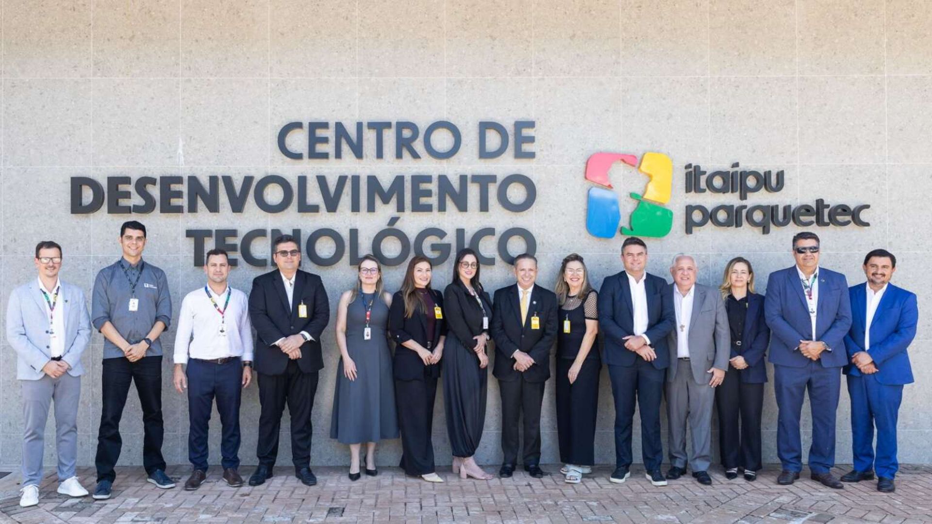 Representantes do Governo do Ceará, da ENBPar e do Itaipu Parquetec posam em frente ao Centro de Desenvolvimento Tecnológico do Itaipu Parquetec durante assinatura de parceria para projeto de hidrogênio verde.