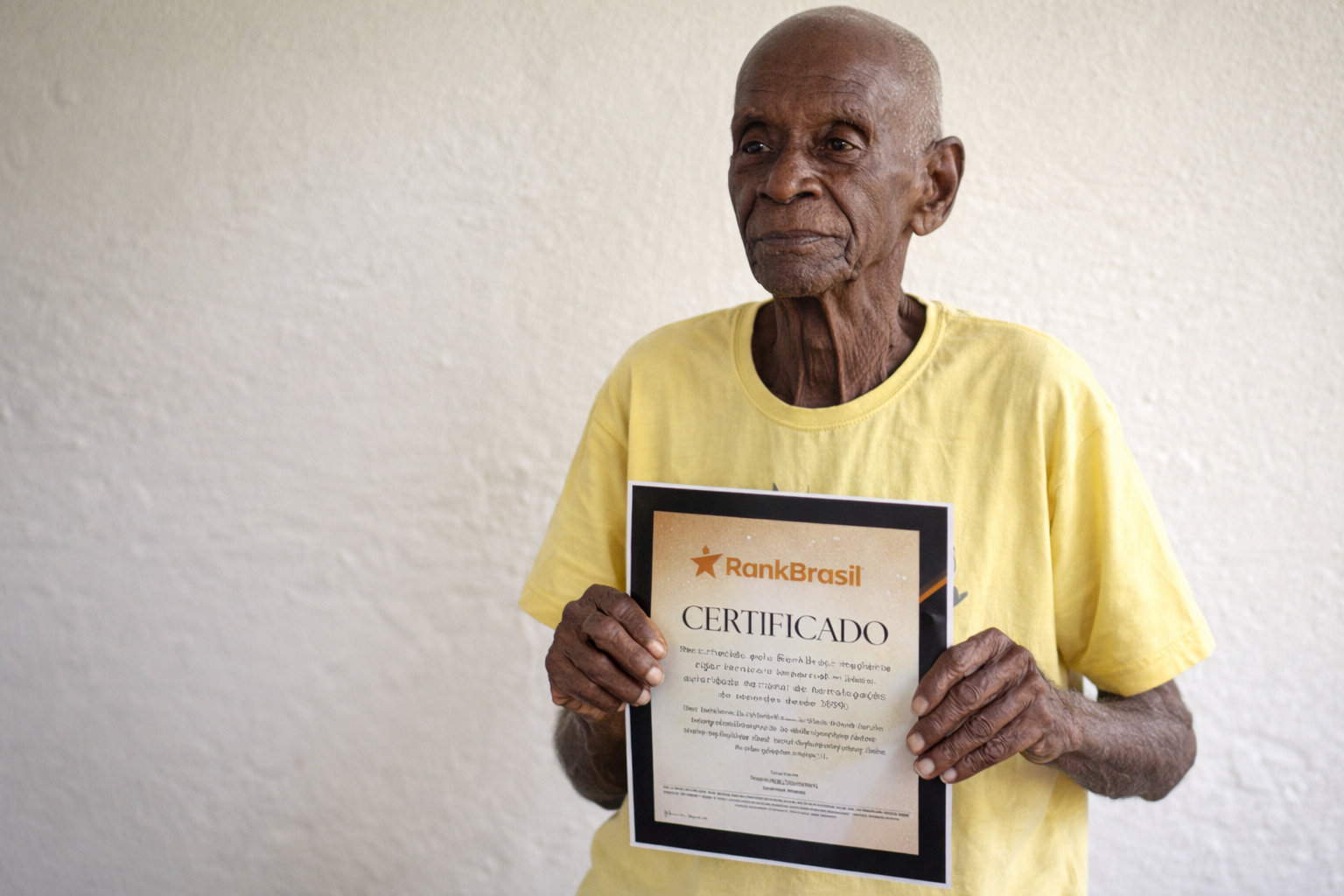 Idoso brasileiro de 118 anos segura certificado do RankBrasil após ter idade verificada em cartório.