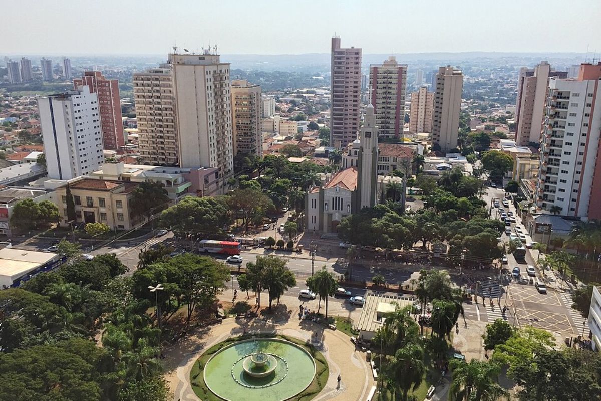 Cidade paulista a 558 km de SP nasceu antes do trem, tem águas termais brotando do asfalto, fábrica virada em centro cultural e parque que parece resort no oeste paulista