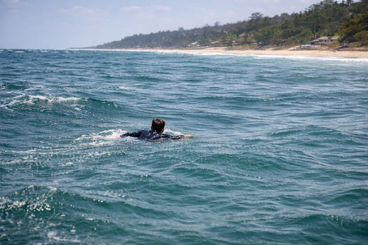 Com 13 anos, garoto sozinho nada 4 horas sem colete, chega, corre 2 km e liga para a polícia; helicóptero resgata mãe e irmãos após 10 horas deriva na Austrália
