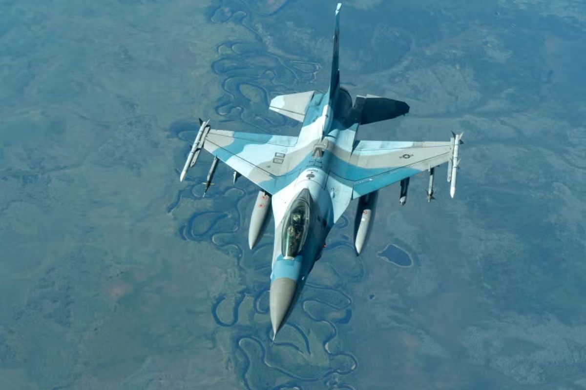 F-16 Fighting Falcon reúne aviônicos, radar, guerra eletrônica e armamento para operar em múltiplas missões com modernizações contínuas.