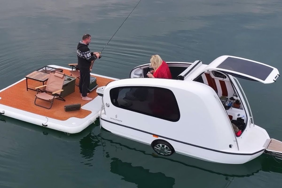 caravana flutuante em lago: plataforma enfrenta onda enquanto o casal tenta pescar e descobre os limites de 24 horas no meio da água.