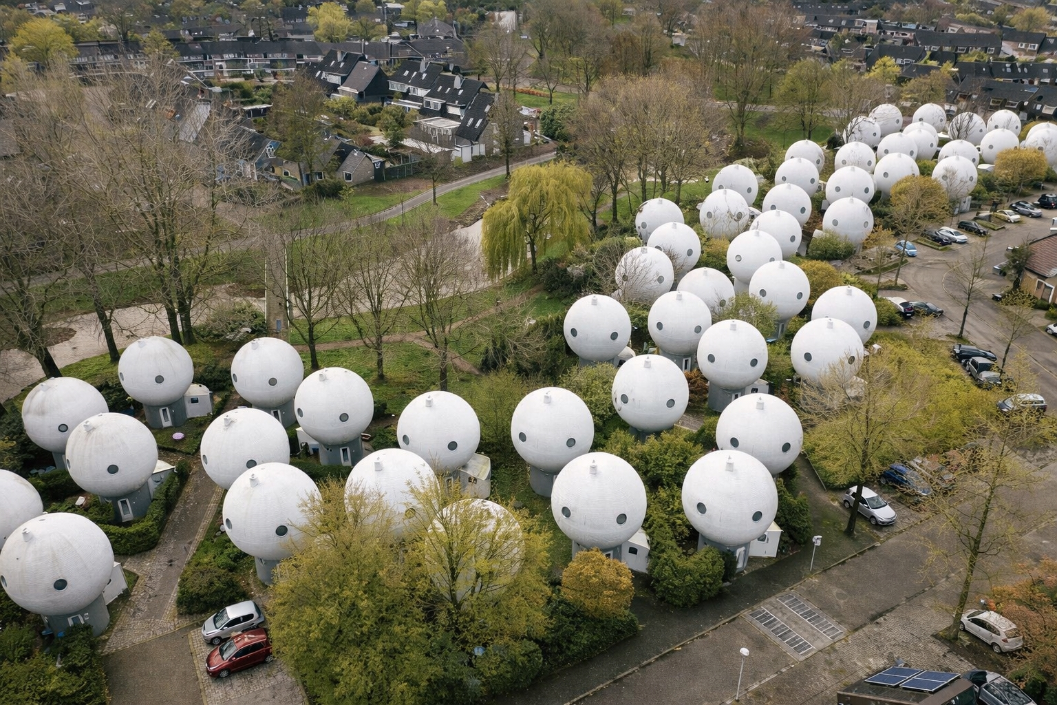 Construção de casas baratas com 5,5 m e 11 janelas, mostra por que moradia de baixo custo provoca debate sobre arquitetura fora do padrão e chama atenção de turistas, arquitetos e jornalistas no mundo