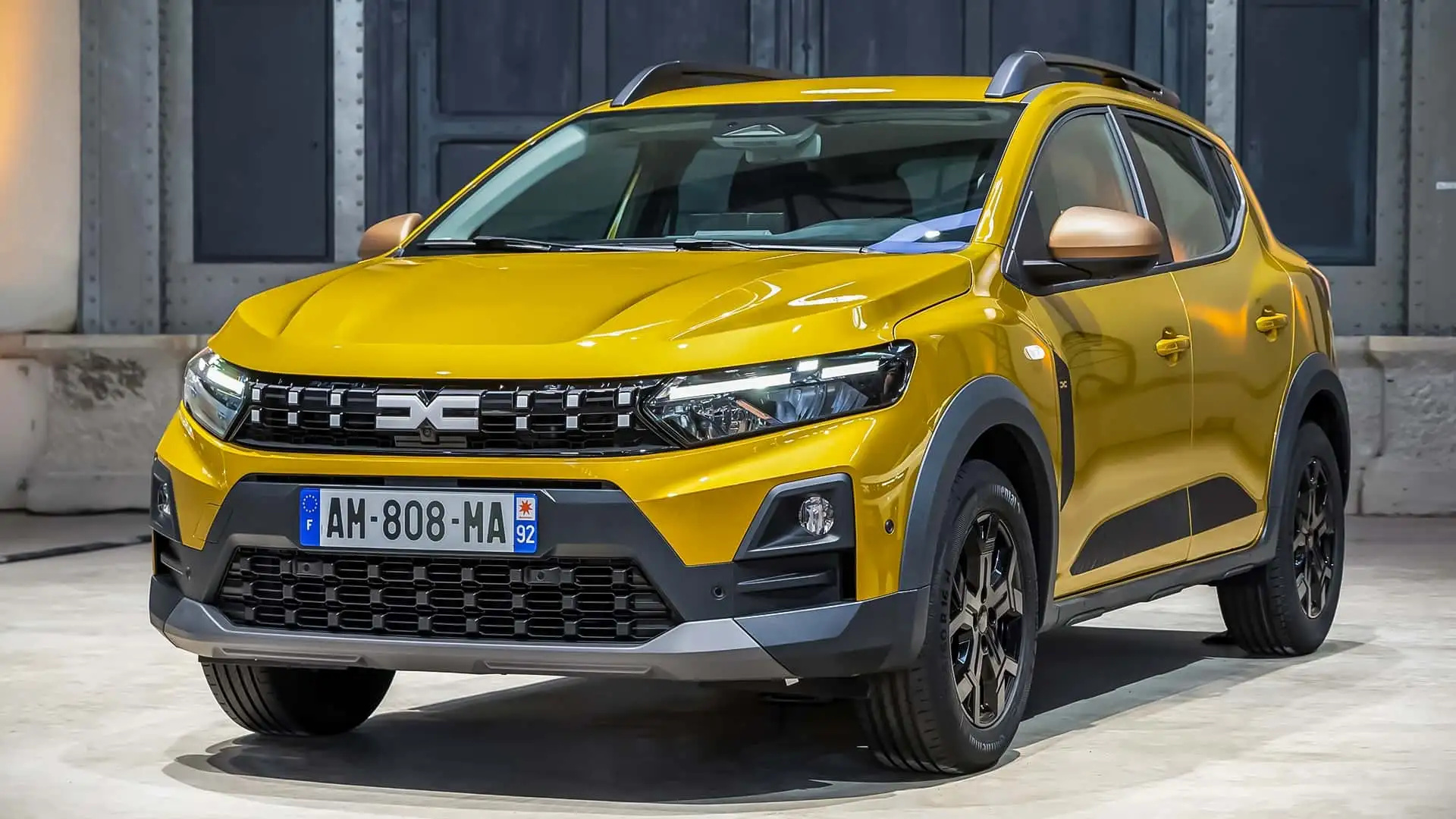 O carro com para-choques sem pintura, sem rádio e sem tapetes que virou piada nos anos 2000 hoje parte de 14.200 euros, faz até 18,5 km/l no motor Eco-G 120 de GPL e é o automóvel mais vendido da Europa pelo segundo ano consecutivo superando Tesla, Volkswagen Golf e BMW no ranking de 2025