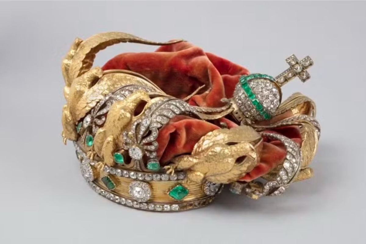 Coroa imperial de 170 anos é danificada em roubo no Museu do Louvre em Paris após queda durante fuga, restauração vai custar US$ 47 mil e mobiliza joalherias históricas francesas