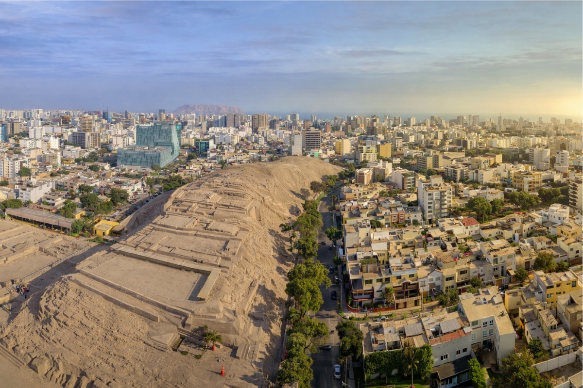 Pirâmide de 25 metros, com mais de 1.500 anos, ressurge no meio de uma metrópole peruana após escavações iniciadas em 1981 e transforma um antigo sítio quase esquecido em patrimônio cultural aberto ao público