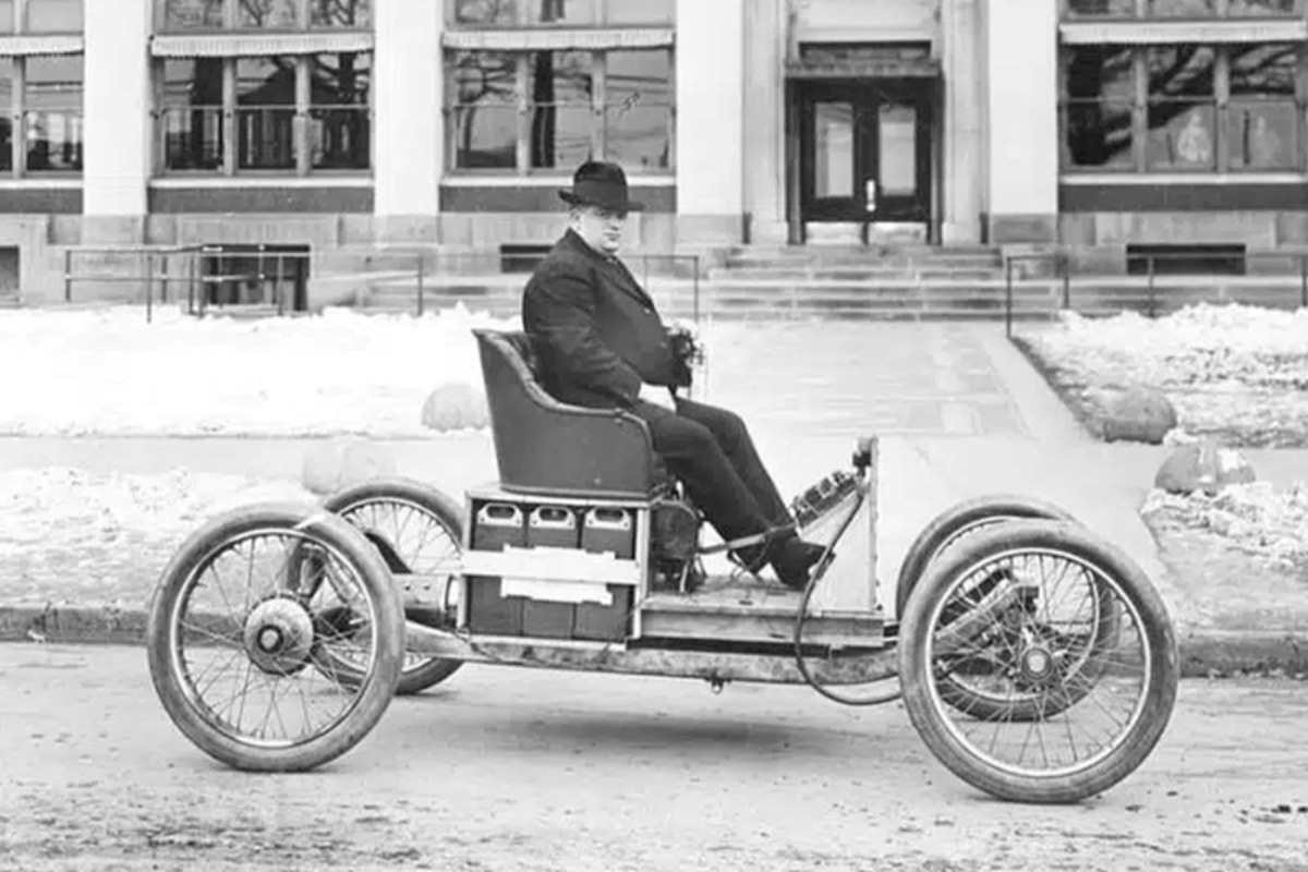 Em 1913, Henry Ford e Thomas Edison criaram um protótipo funcional de carro elétrico para popularizar a tecnologia, investiram US$ 1,5 milhão, prometeram autonomia de até 160 km e viram o projeto ruir no impasse das baterias de níquel-ferro