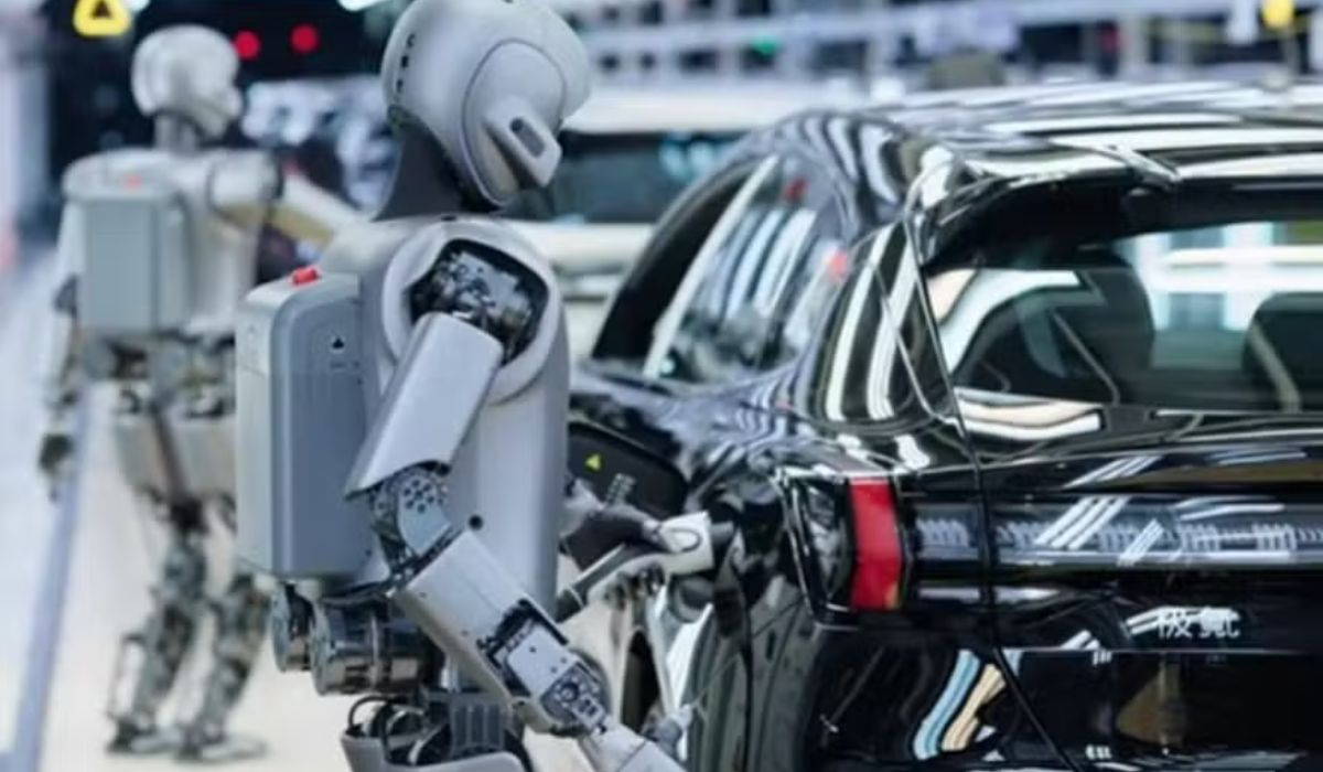 China prepara fábricas de carros sem funcionários até 2030, com robôs e IA operando linhas escuras e impacto direto na indústria automotiva. (Imagem: Reprodução)
