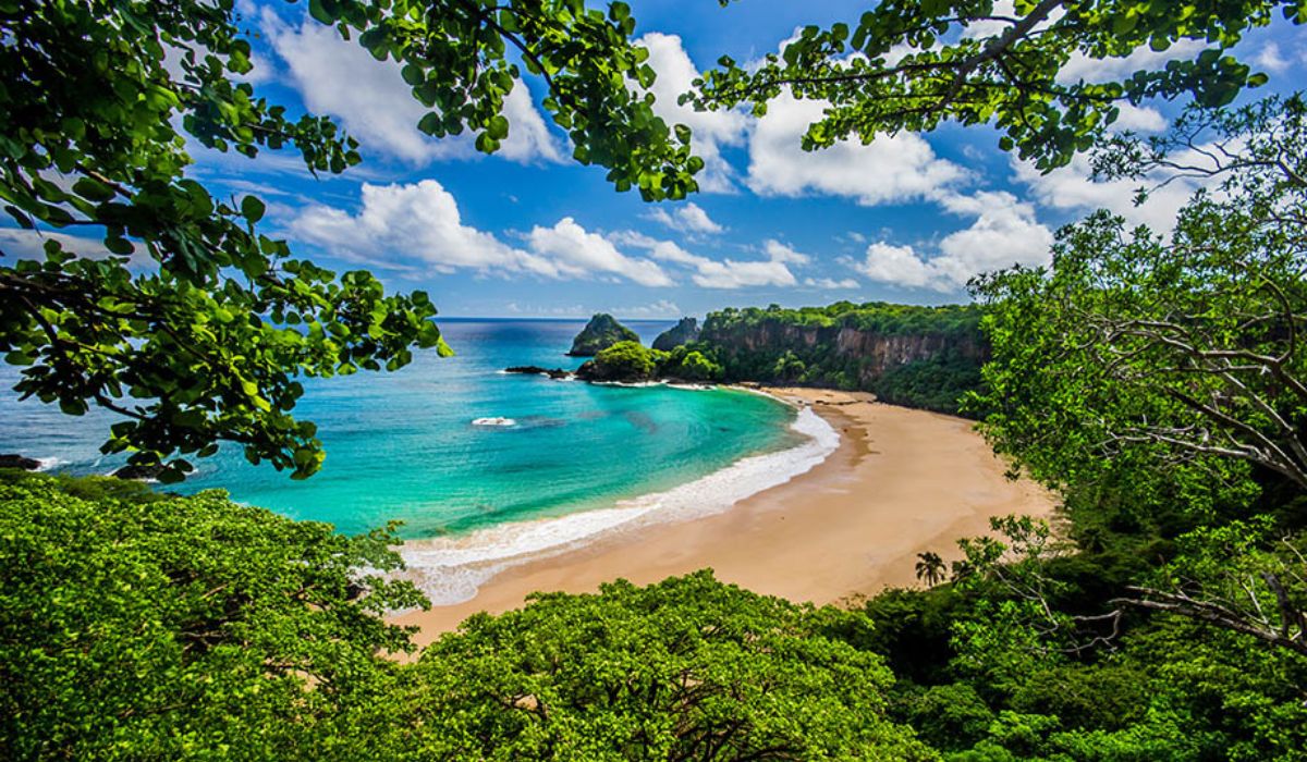 Praia do Sancho lidera ranking global e soma sete títulos como melhor do mundo, segundo avaliações do TripAdvisor em Fernando de Noronha. (Imagem: Reprodução)