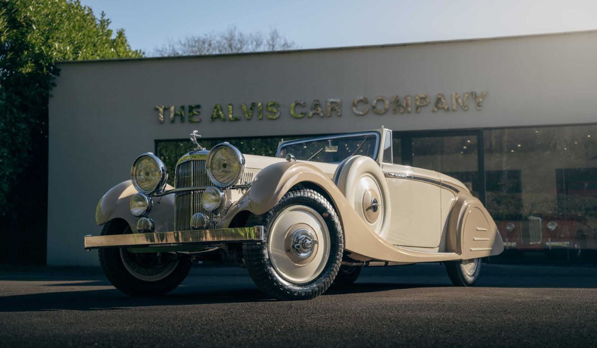 Fábrica britânica Alvis mantém produção artesanal de carros inspirados nos anos 1930, com arquivos originais e restauração fiel. (Imagem: Reprodução/aviscarcompany)