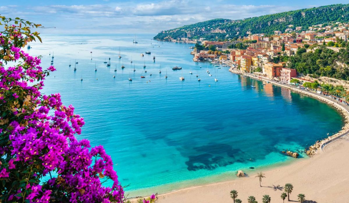 Nice e Cap Ferrat: luxo discreto, privacidade e mercado off-market na Riviera Francesa, entre orla histórica e refúgios exclusivos hoje. (Imagem: Reprodução)