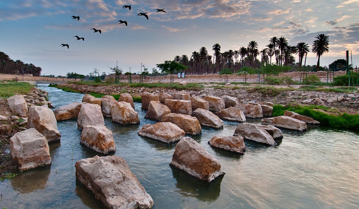 Oásis ecológico perto de Riad: Stone Dam Park no Wadi Hanifah reúne lago de 10 mil m², trilhas e reabilitação ambiental documentada.